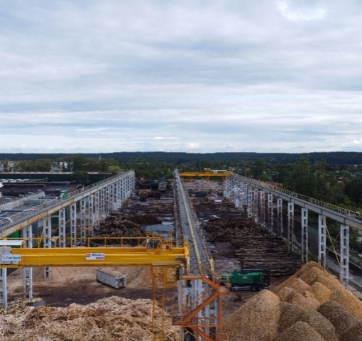 Suwnica specjalistyczna Q5t A8 do transportu bali drewnianych w zakładach BARLINEK