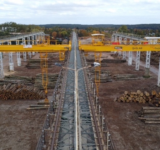 Suwnica specjalistyczna Q5t A8 do transportu bali drewnianych w zakładach BARLINEK