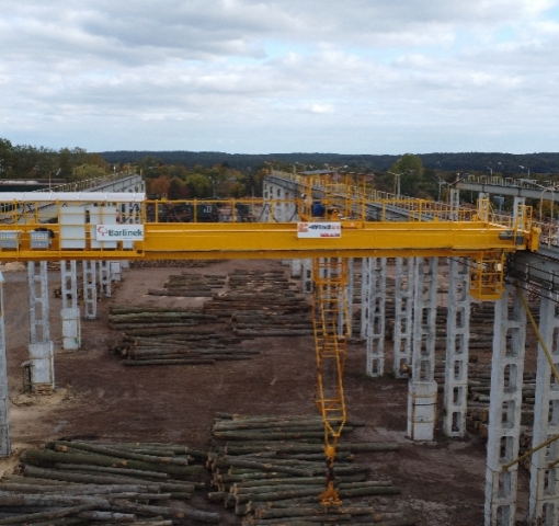 Suwnica specjalistyczna Q5t A8 do transportu bali drewnianych w zakładach BARLINEK