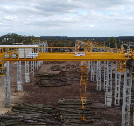 Suwnica specjalistyczna Q5t A8 do transportu bali drewnianych w zakładach BARLINEK