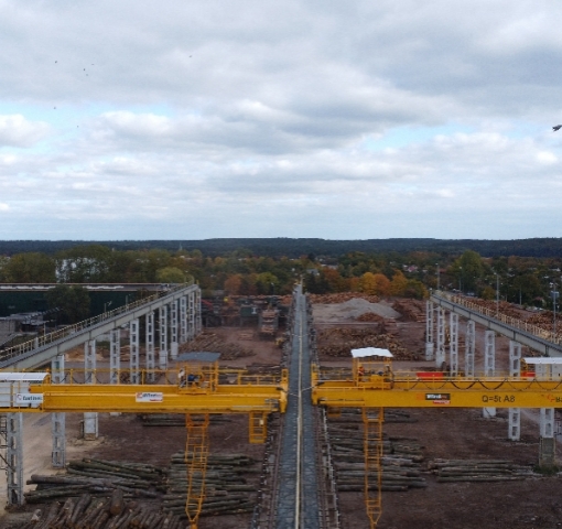 Suwnica specjalistyczna Q5t A8 do transportu bali drewnianych w zakładach BARLINEK