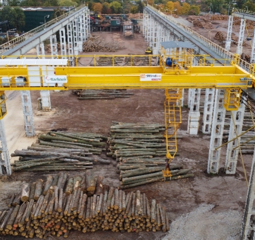 Suwnica specjalistyczna Q5t A8 do transportu bali drewnianych w zakładach BARLINEK