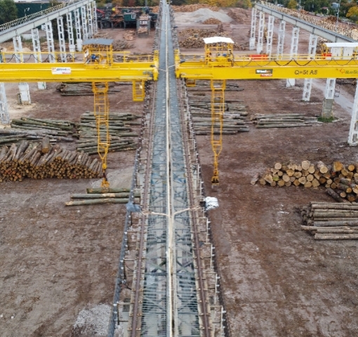 Suwnica specjalistyczna Q5t A8 do transportu bali drewnianych w zakładach BARLINEK